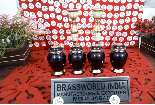 पीतल का काला दिल उज्ज्वल कलश अंतिम संस्कार की आपूर्ति रखता है