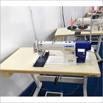 ऑफ व्हाइट सिंगल नीडल सिलाई मशीन