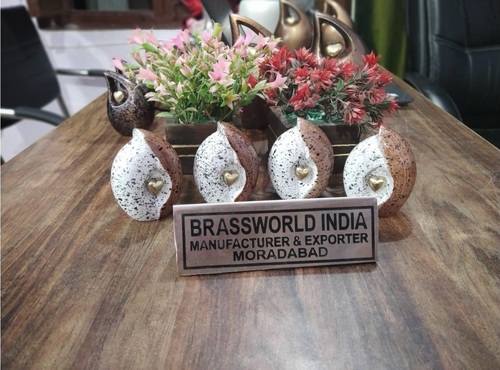 सुनहरे दिल से चिह्नित अंतिम संस्कार की आपूर्ति के साथ प्राचीन कीपसेक कलश