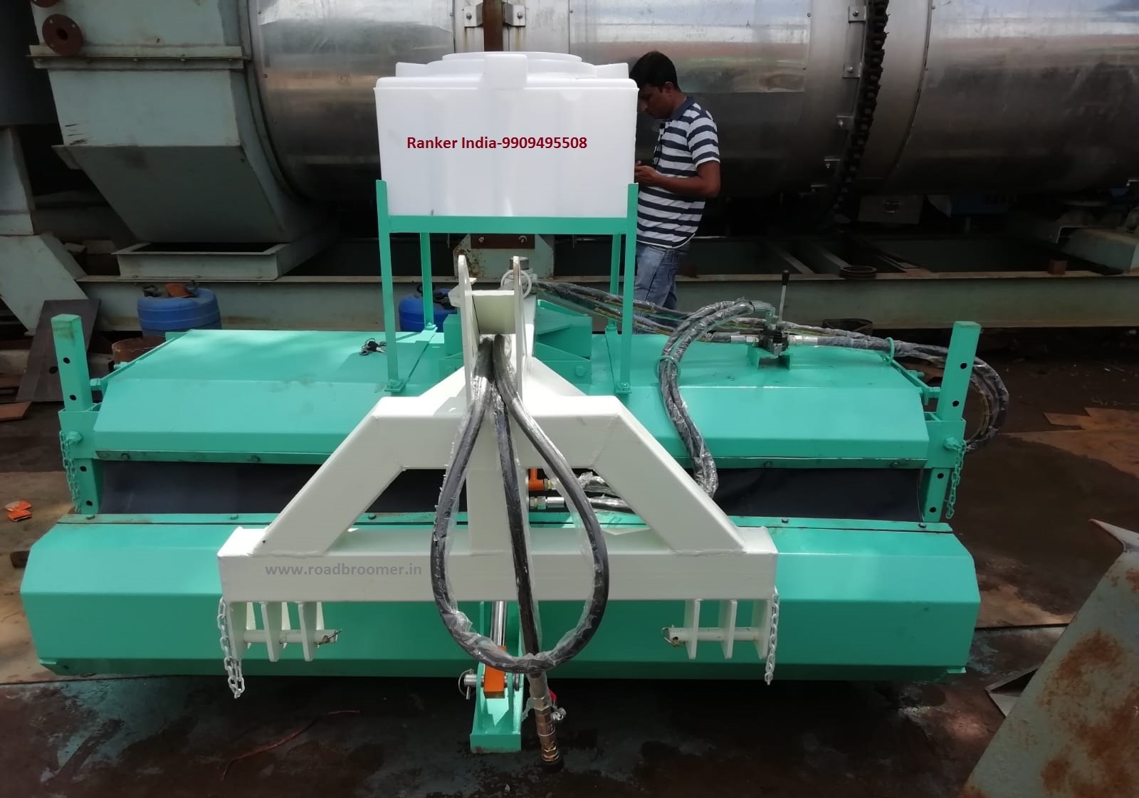 Road Broomer With Water Spray