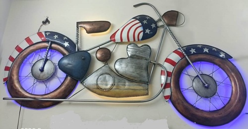 एलईडी लाइटिंग के साथ आसानी से लगाई जाने वाली मेटल वॉल डेकोर यूएस बाइक