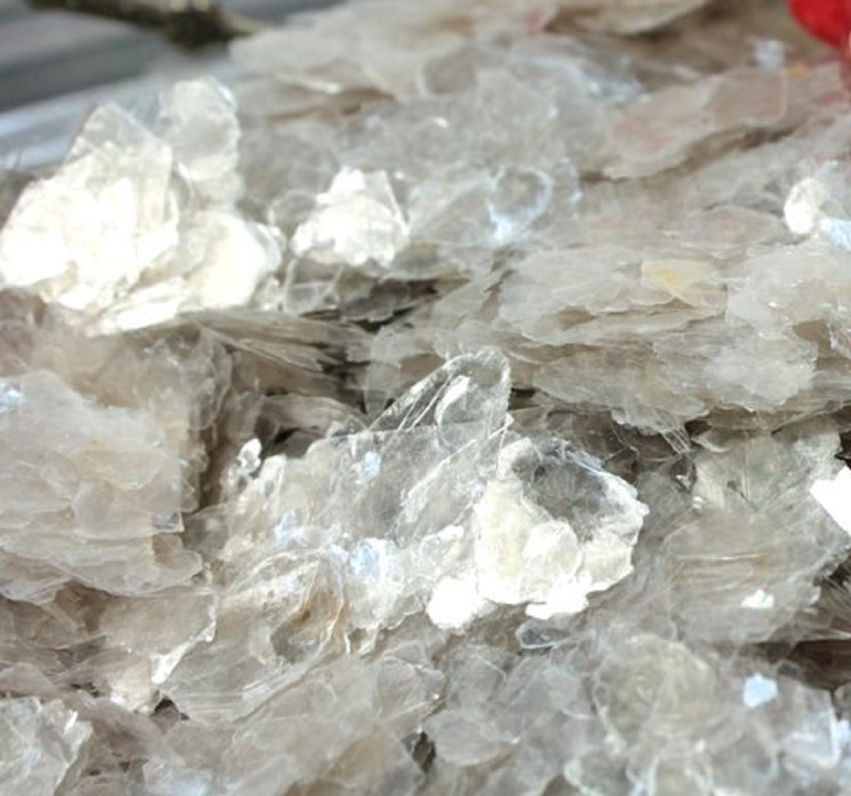 Mica Flakes - Natural Mineral Composition, 1-5mm Particle Size, Versatile Applications For Crafts And Cosmetics