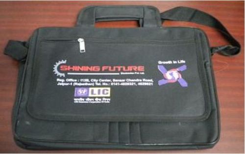 कंपनी के लोगो प्रिंट के साथ ब्लैक बेग