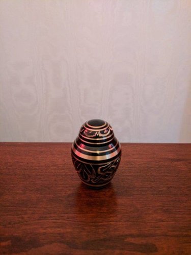 ब्रास गोल्ड परफेक्ट उत्कीर्ण कीपसेक श्मशान कलश अंतिम संस्कार की आपूर्ति