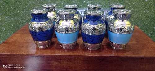 पीतल के उच्च गुणवत्ता वाले विभिन्न प्रकार के कीपसेक श्मशान कलश