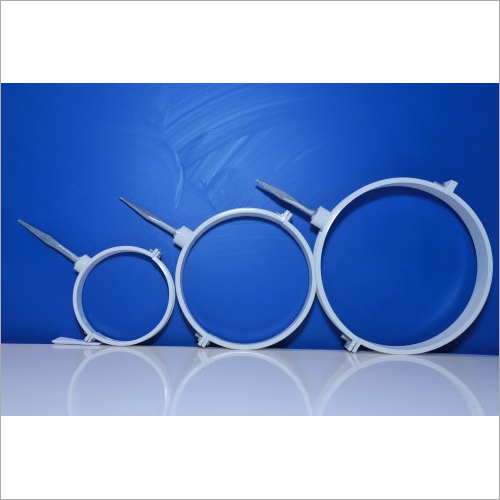 सफेद प्लास्टिक क्लंप