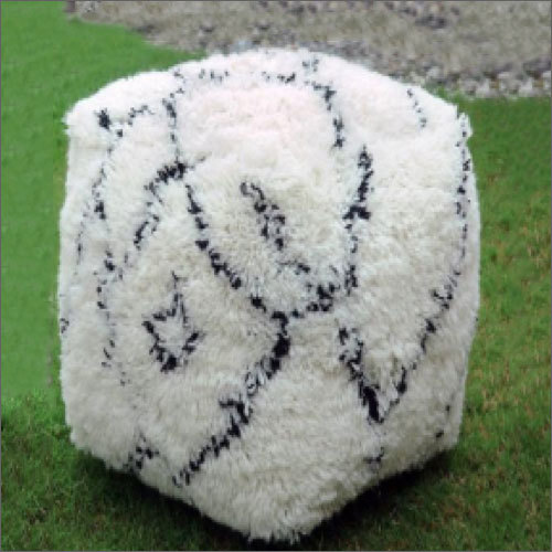 फर टफ्टेड पौफ