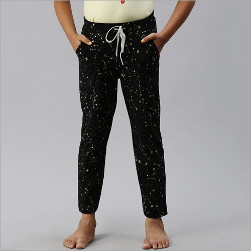 किड्स ब्लैक स्प्रे गोल्डन स्टार पायजामा आयु समूह: 3 से 10 वर्ष