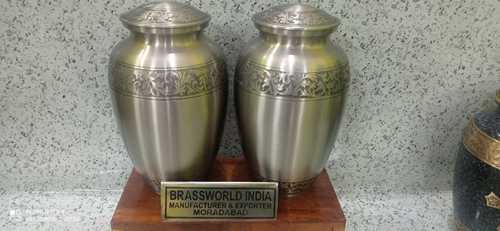 पीतल के पत्थरों से उकेरा गया श्मशान कलश अंतिम संस्कार की आपूर्ति