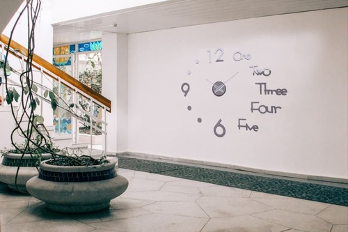 3 डी मिरर के साथ सिल्वर ऐक्रेलिक DIY वॉल क्लॉक