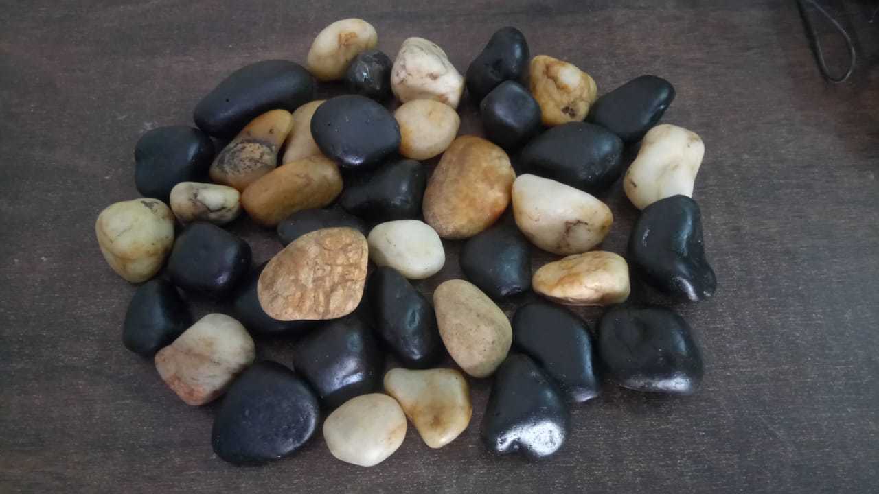 Dark Black Polyurethane Normal Polished Pebbles Stones - Semi-polished & Polished, 10-60 Mm Sizes, Ideal For Landscaping, Aquariums, Home Decor