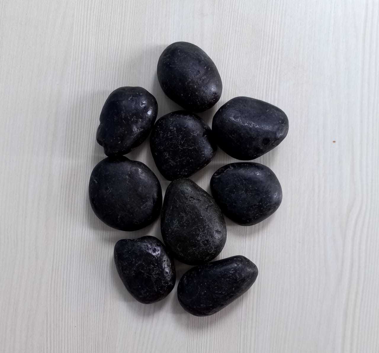 Dark Black Polyurethane Normal Polished Pebbles Stones - Semi-polished & Polished, 10-60 Mm Sizes, Ideal For Landscaping, Aquariums, Home Decor