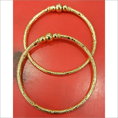 गोल्डन लेडीज़ स्टाइलिश बैंगल सेट