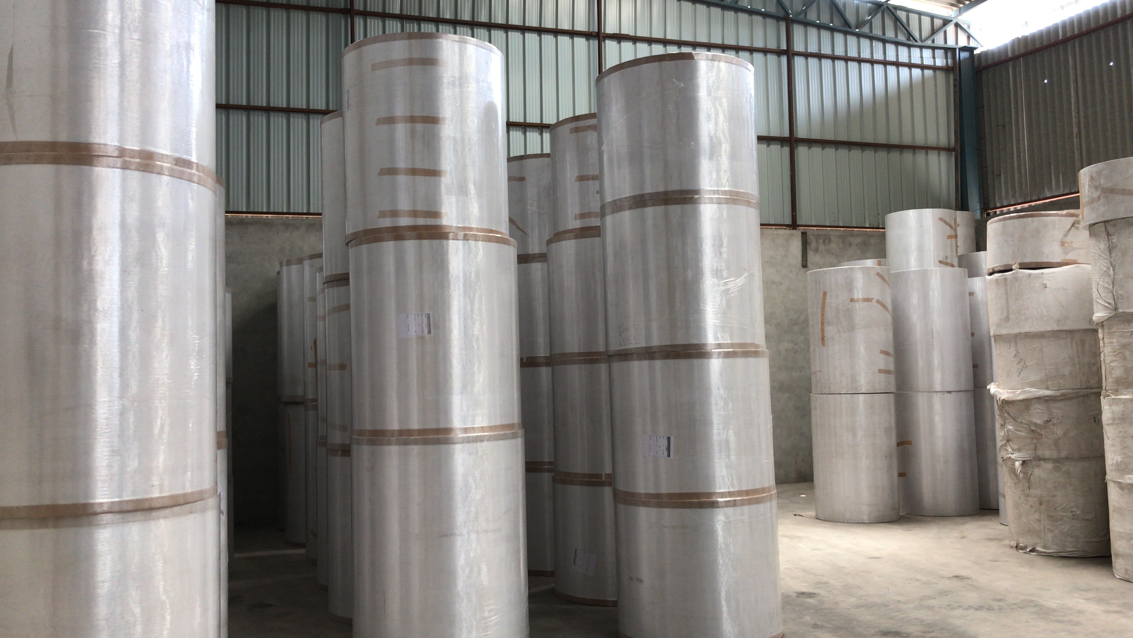 White Sharp Slitting And Tight Rewinding Paper Rolls