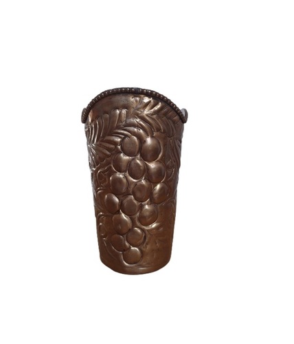 पीतल के भूरे रंग के अंगूर पर उकेरा गया हैंगिंग प्लांटर