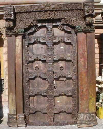 लकड़ी का नक्काशीदार प्राचीन दरवाज़ा
