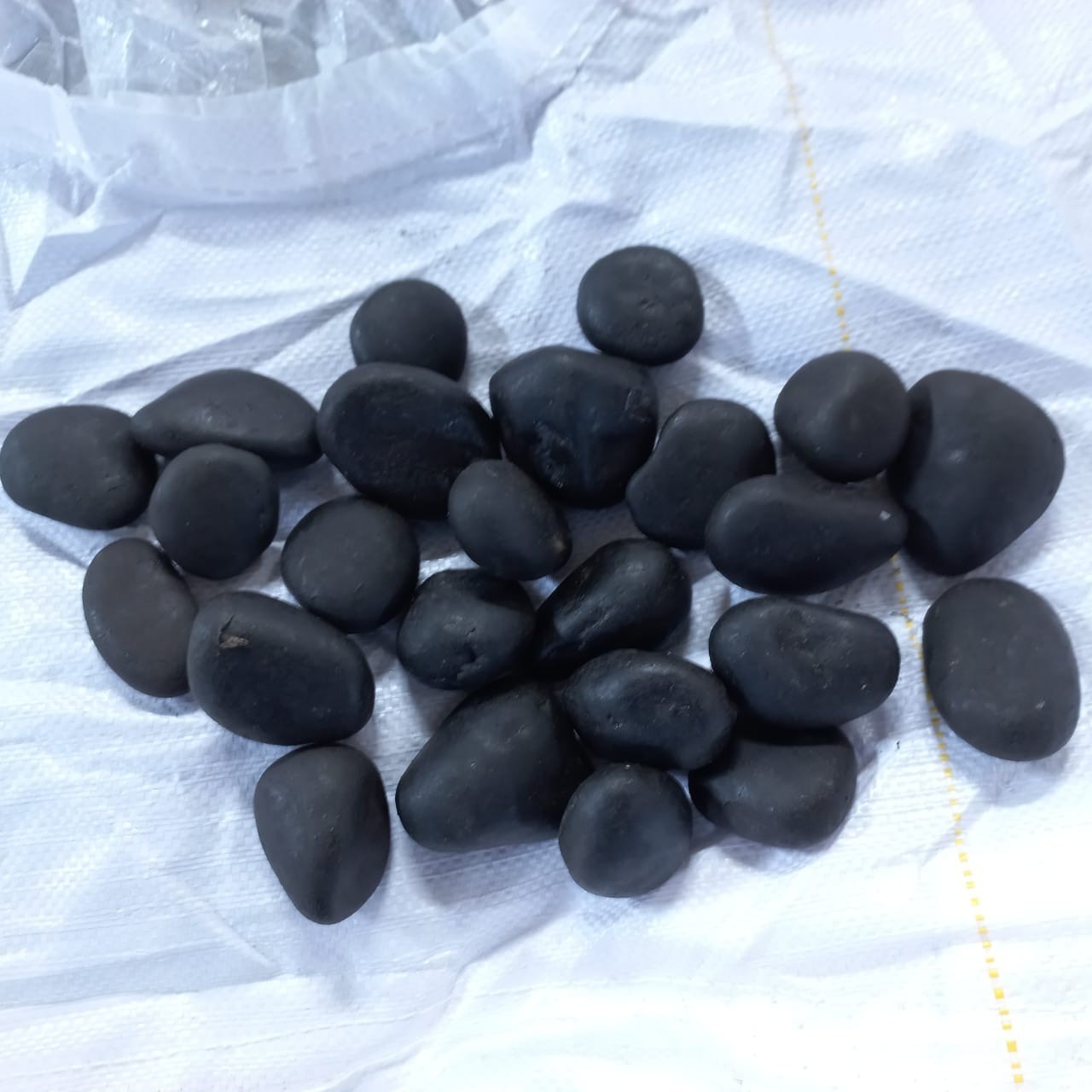 Polished High Glossy Black Natural Round Pebbles Stone Landscaping Application Bulk Stockist - Black Polyurethane, Sizes: 10-30mm & 30-60mm, Semi-polished & Polished Finish