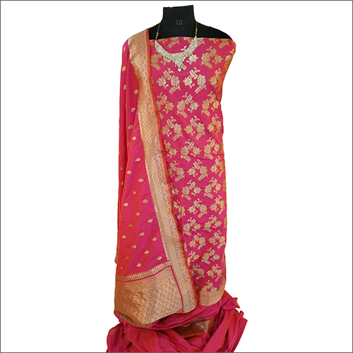 महिलाओं के सुनहरे गुलाबी बनारसी सूट