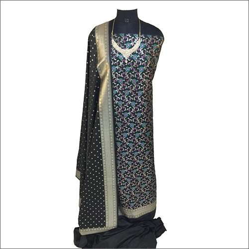 ब्लैक गोल्डन डिज़ाइन अनस्टिच्ड बनारसी सिल्क सूट के साथ