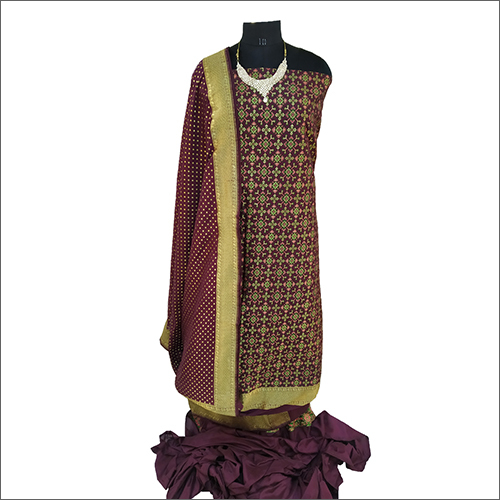 ब्राउन के साथ गोल्डन अनस्टिच्ड बनारसी सिल्क सूट