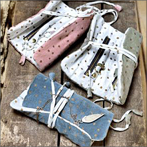 Printed Jewellery Rolls Size: 21X9.5 Cms