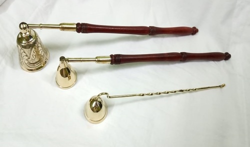 स्नफ़र चर्च आपूर्तियों के तीन अलग-अलग पीतल