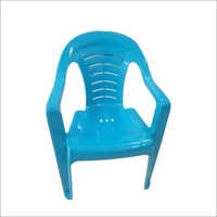 नीली प्लास्टिक की कुर्सी