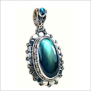 सिल्वर स्टोन पेंडेंट्स