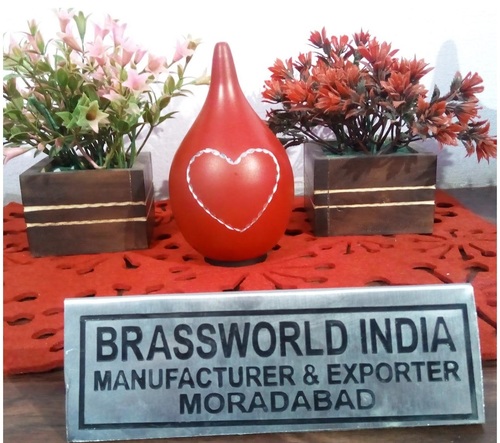 आंसू की बूंद के आकार का एल्युमीनियम दिल पर उकेरा गया कीपसेक श्मशान कलश अंतिम संस्कार की आपूर्ति