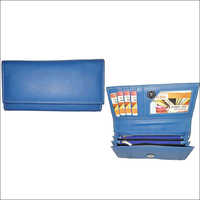 महिलाओं का नीला हैंड पर्स