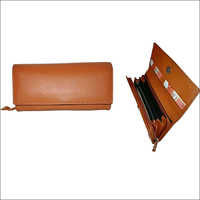 महिलाओं का भूरा हैंड पर्स