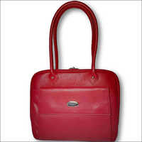 महिलाओं के कंधे पर थैला