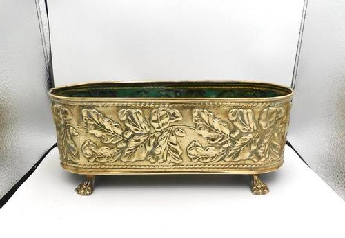 ब्रास लीफ एनग्रेव्ड ओवल प्लांट पॉट