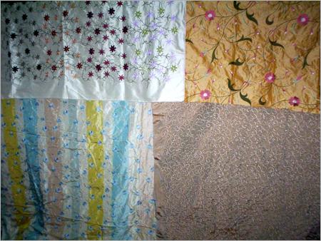 कढ़ाई वाला रेशमी कपड़ा