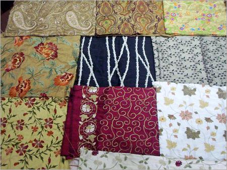 काम किया हुआ रेशमी कपड़ा