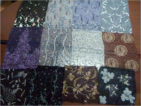 हाथ से कढ़ाई वाला कपड़ा