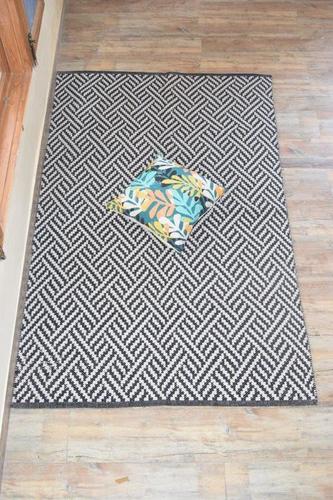 ब्लैक/व्हाइट कॉटन चेनिल इंडोर रग