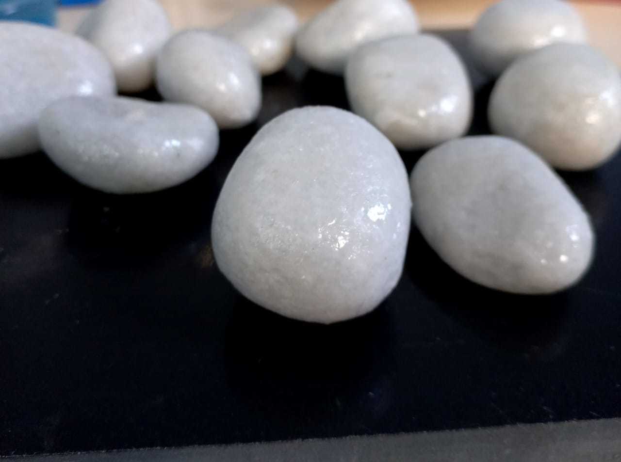 Tumbled Natural Cobbles Stone And Pebbles Stone Dark Brown Polished And High Polished Quality Stone Rocks And Gravels Form Indian Supplier Solid Surface