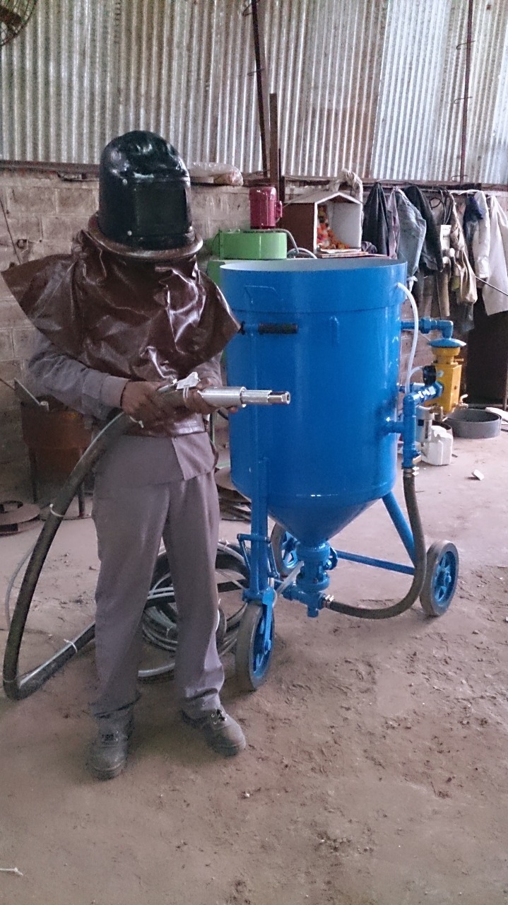 Portable Sand Blasting Machine - Heavy-duty Steel | Ideal For Railways, Foundries, Automobile, Shipyard & Metal Base Industries Surface Treatment