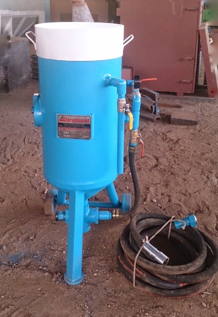 Portable Sand Blasting Machine - Heavy-duty Steel | Ideal For Railways, Foundries, Automobile, Shipyard & Metal Base Industries Surface Treatment