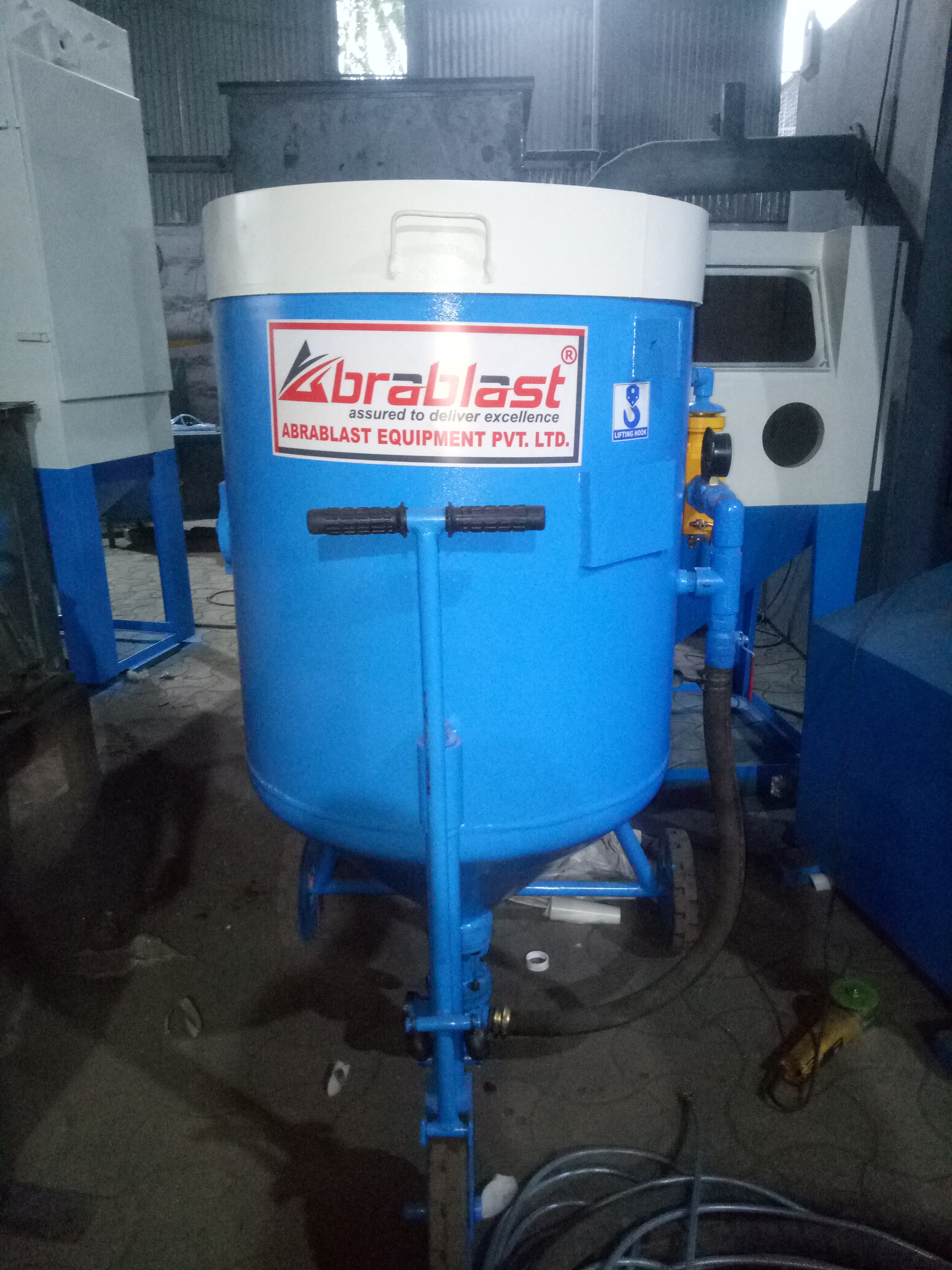 Portable Sand Blasting Machine - Heavy-duty Steel | Ideal For Railways, Foundries, Automobile, Shipyard & Metal Base Industries Surface Treatment