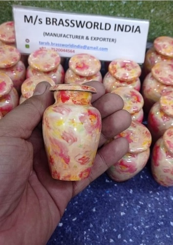 छोटे कीपसेक श्मशान कलश की याद दिला दी