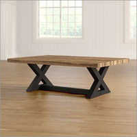 लोहे के स्टैंड के साथ लकड़ी की कॉफी टेबल