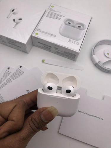 एयरपॉड 3 डिस्प्ले का रंग: काला और सफेद