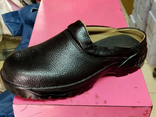 ब्लैक किचन क्लॉग्स