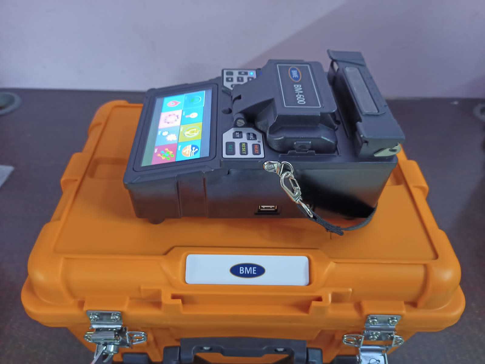 Splicing Machine - 200x123x95 Mm, Matte Black | 250x Magnification, 4 Motors Accurate Core Alignment, 7s Fast Splicing, 4400mah Battery, 26s Intelligent Heating, 3 In 1 Multi-function Clamps, Waterproof Structure