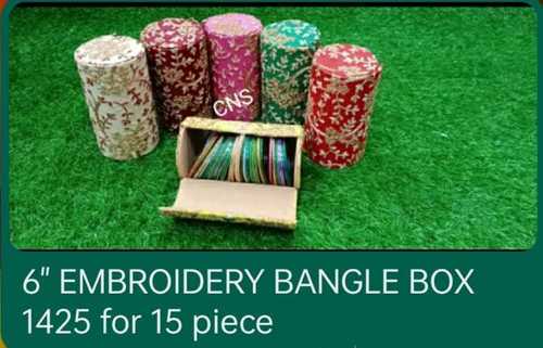 विभिन्न रंगों में उपलब्ध विशेष कढ़ाई वाला चूड़ी बॉक्स