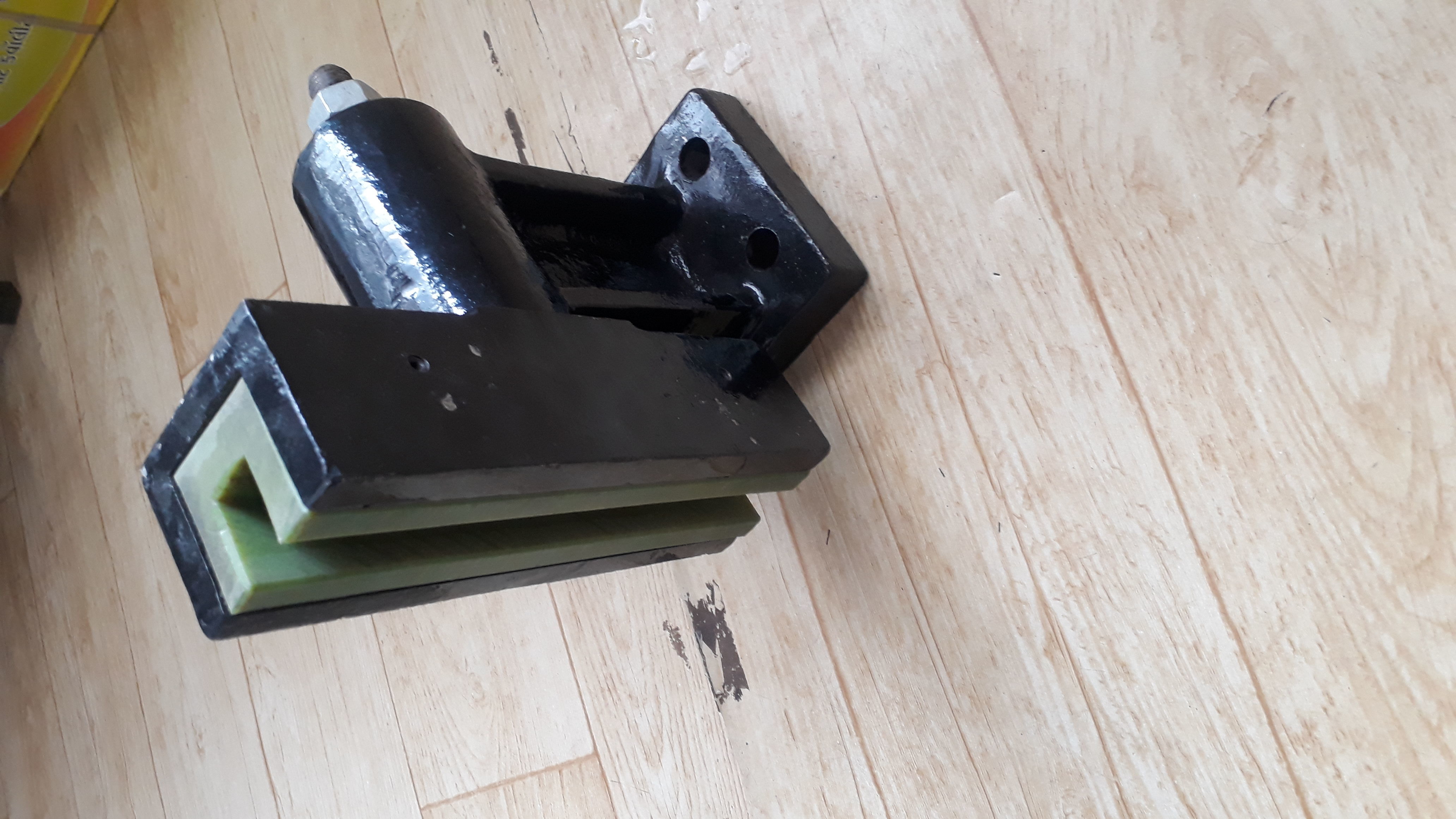 Elevator Guide Shoe ( Heavy) Load Capacity: 04 Long Ton