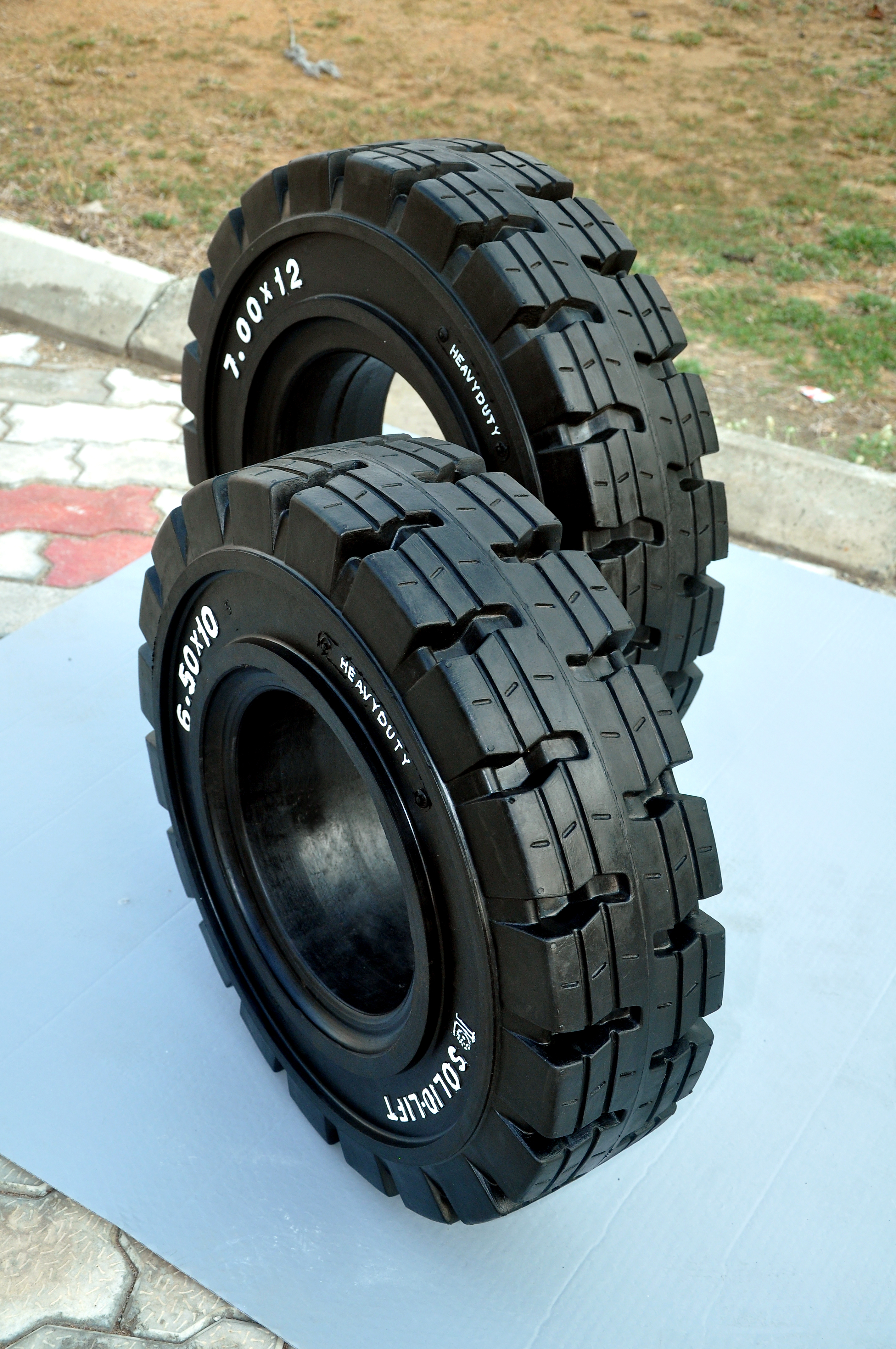 Forklift Solid Tyres - Synthetic Rubber With Metallic Fillers | High Load Capacity, Exceptional Traction On Rough And Dry Surfaces