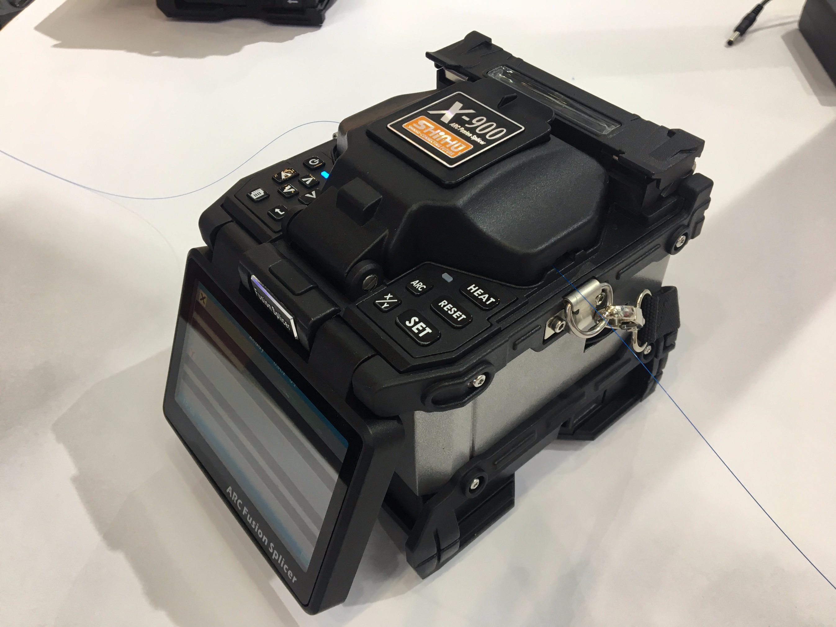 Core To Core Fiber Splicing Machine - 160mm X 136mm X 140mm, Black, 6 Motors, Fully-automatic Operation, 4000 Results Storage, Real-time Temperature Monitoring